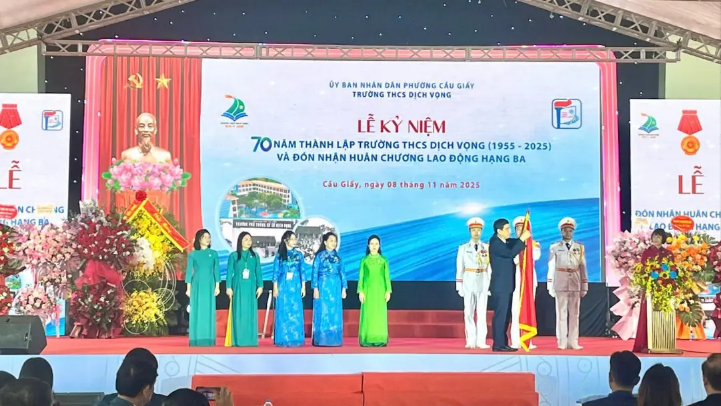 Trường THCS Dịch Vọng đón nhận Huân chương Lao động hạng Ba